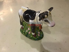 Коровка на лугу
