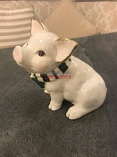 Свинка с шарфом